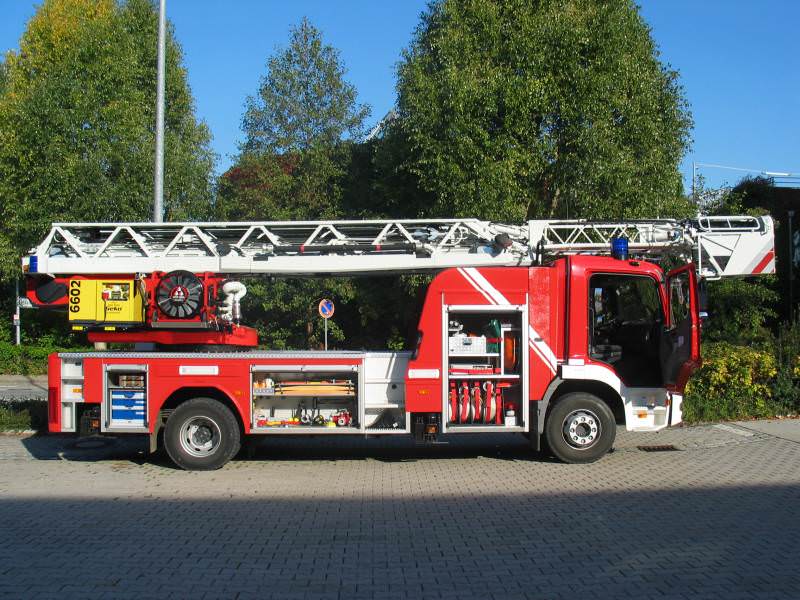 PÖLZ BATTERIETEST- UND -LADESYSTEME Feuerwehr Fahrzeugladegerät