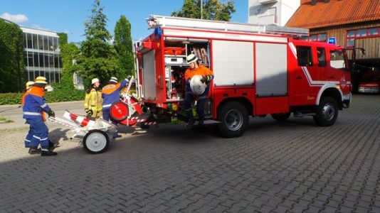 Löschübung der Jugendfeuerwehr – natürlich nur mit echtem Gerät.