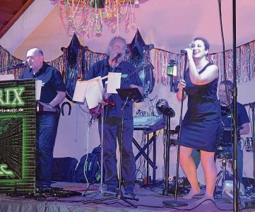 Die Band „Matrix“ sorgte mit Discofox-Klassikern und Italo-Pop dafür, dass die Gäste das Tanzbein schwangen.