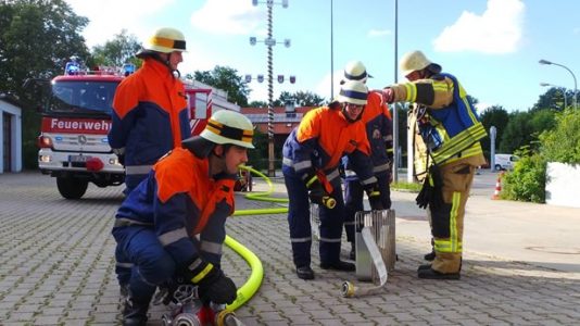 Brandmeister Josef Hofmann gibt Anweisungen und lernt den Jungen Tricks und Kniffe mit seiner 42jährigen Erfahrung als Feuerwehrmann.