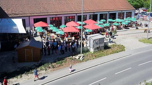 Blick von oben: Zahlreiche Besucher kamen zum Feuerwehr-Fest.