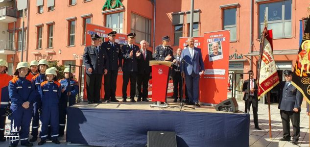 Innenminister Herrmann und Johann Eitzenberger, der neue Vorsitzende des Landesfeuerwehrverbandes Bayern, eröffnen die Aktionswoche auf dem Stadtplatz in Dingolfing.