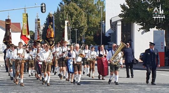 Festlicher Einzug auf den Stadtplatz in Dingolfing. Immer vorn dabei : Die Dingolfinger Stadtmusikanten.