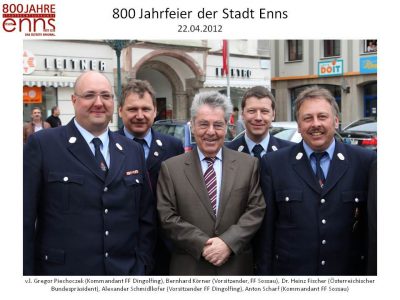 Bundespräsident Dr. Fischer mit Mitgliedern der Dingolfinger Feuerwehren