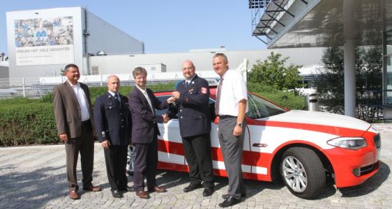 BMW-Werkleiter übergibt neuen Einsatzleitwagen an die Feuerwehr