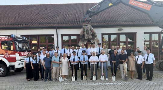 Vertreter aus Politik, Feuerwehr, Behörden, Planungsbüros und Bauunternehmen gaben gemeinsam den symbolischen Startschuss für den Erweiterungs- und Neubau des Feuerwehrhauses mit Atemschutzausbildungszentrum in Dingolfing.