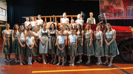 Frauenbiburger Festmädchen mit Festbraut und Festmutter.