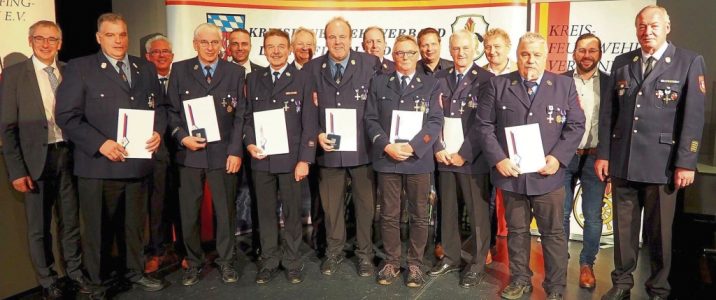 Sieben verdiente Kräfte erhielten das Niederbayerische Feuerwehr-Ehrenkreuz ins Silber.
